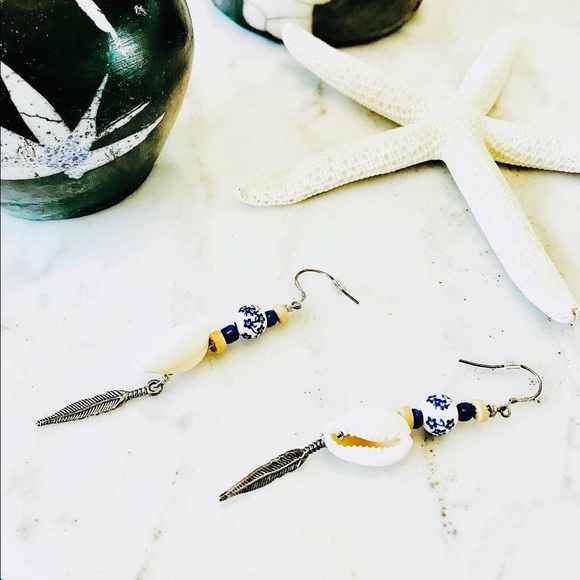 Shell and metal feather earrings - Picture 3 of 6